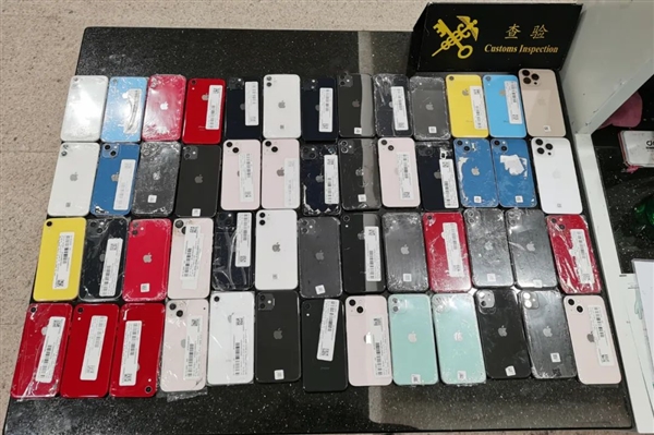 一男子身穿手機(jī)“鎧甲”入境被查：全身裹滿52部舊iPhone