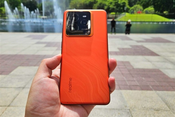 同檔強！曝真我GT8 Pro升級2億潛望長焦：網友直呼“徐起廣場”