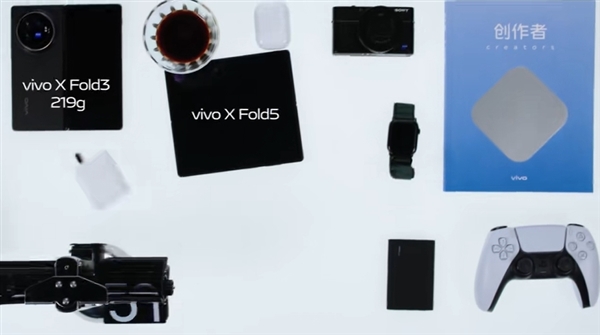 真·輕到起飛！vivo X Fold5實(shí)測(cè)被風(fēng)扇吹飛 老款219g紋絲不動(dòng)