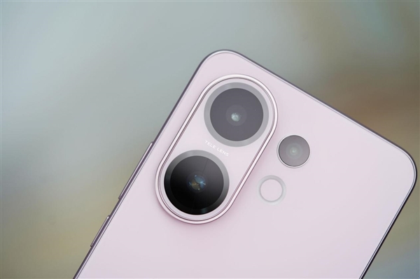 手感絕佳純直屏！vivo S30桃桃粉圖賞
