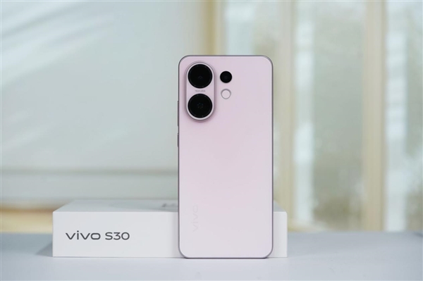 手感絕佳純直屏！vivo S30桃桃粉圖賞