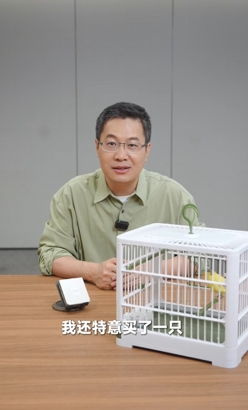 盧偉冰曬小米MIX Flip 2真機 鍋蓋頭鳥壁紙太萌了 充電就炸毛