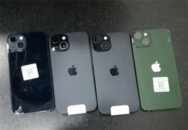 兩人腳踩8部iPhone進境 因步伐僵硬被發現